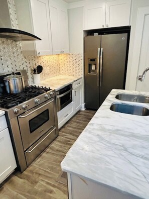 Private kitchen - JEWEL OF GENTILLY-Cute Comfy 2bd 2bath sleeps 8, close to all the action (New Orleans)