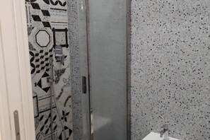 Dusche, Haartrockner, Bidet, Handtücher
