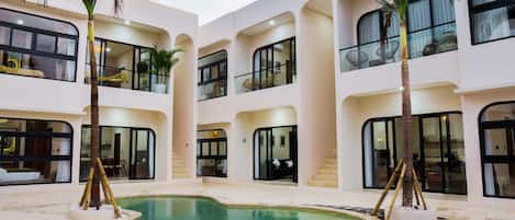 Una piscina al aire libre