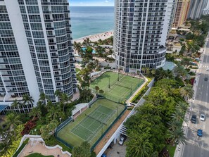 Sports court - LUXURIOUS APARTMENT FRONT OF THE BEACH IN SUNNY ISLE (Sunny Isles Beach)