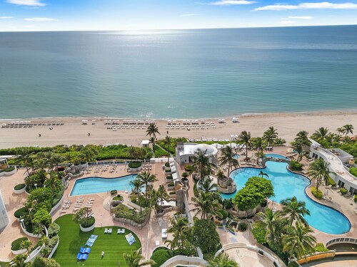 LUXURIOUS APARTMENT FRONT OF THE BEACH IN SUNNY ISLE