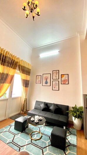 Apartamento premium, 2 quartos, para não fumantes | Área de estar | Smart TV