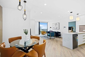 Appartement Luxe, 2 chambres, balcon, vue ville (No parking included) | Coin séjour | TV connectée