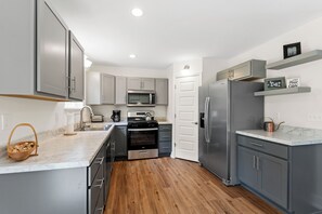 Kühlschrank, Mikrowelle, Herdplatte, Geschirrspüler