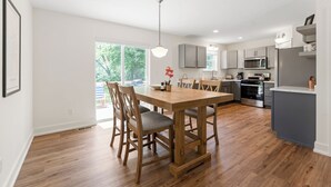 Una cocina moderna con suelo de madera, una isla central y electrodomésticos integrados.