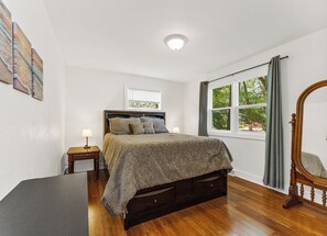 4 bedrooms, free WiFi, bed sheets - Captain's Corner | Walk to Beach, Relax by the Lake (Spring Lake)