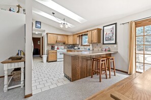 Réfrigérateur, micro-ondes, plaque de cuisson, lave-vaisselle