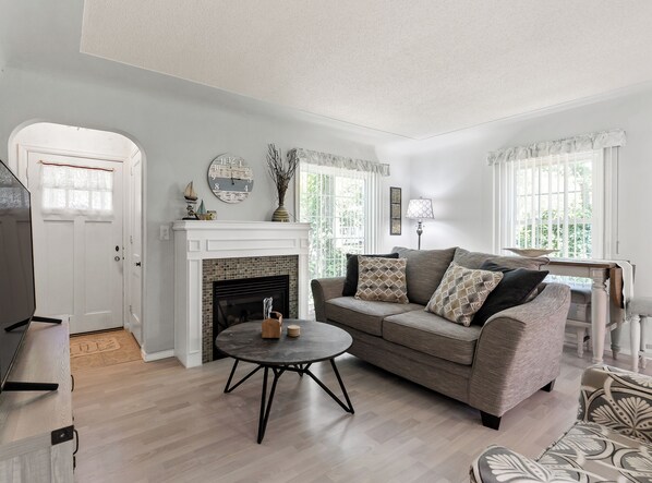 Smart TV, fireplace, table football - Peaceful Pastel - Cheerful Cottage Close to Pere Marquette and Muskegon Lake - Pet Friendly (Muskegon)