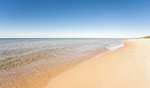 På stranden
