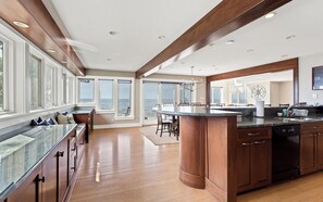 Fridge, microwave, oven, stovetop - Dreamview- Private Lake frontage (Spring Lake)