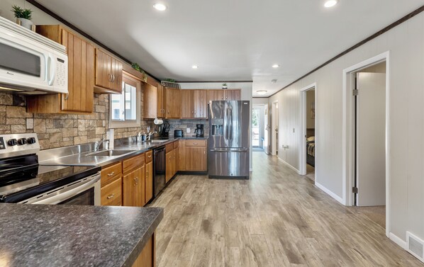 冷蔵庫、電子レンジ、オーブン、コンロ