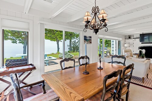 Fletcher Cottage | Direct Lake Michigan Access & Beach Vibes