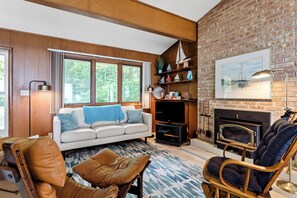 スマートテレビ、暖炉、卓球台