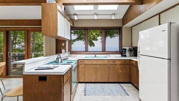 雪櫃、微波爐、焗爐、爐具