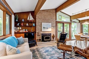 Smart TV, chimenea, mesa de ping pong