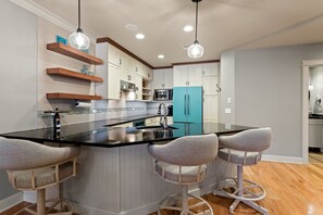 Réfrigérateur, four à micro-ondes, un four, surface de cuisson