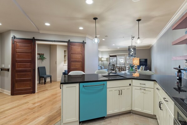 Een koelkast, een magnetron, een oven, een kookplaat