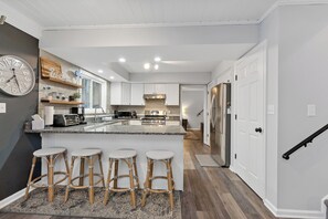 冷蔵庫、電子レンジ、オーブン、コンロ