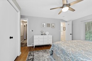 4 bedrooms, free WiFi, bed sheets - Hillside Cottage | Your Private Poolside Vacation Escape (Muskegon)