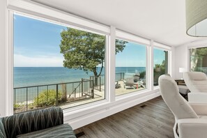 Una stanza con ampie finestre vista spiaggia e mare.