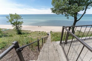 On the beach - Lake Michigan Beach Cottage - beach access and stunning views. (West Olive)