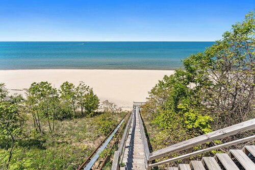 Luxury Lakefront Escape | 6 Bedrooms & Pet Friendly