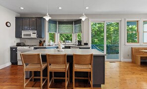Réfrigérateur, four à micro-ondes, un four, surface de cuisson