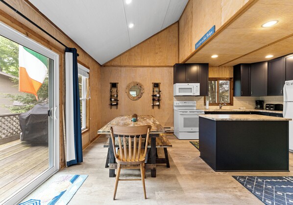 Microwave, oven, stovetop, coffee/tea maker - Experience the charm of Silver Lake at Parrothead Retreat (Mears)