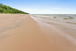 Beach nearby - Experience the charm of Silver Lake at Parrothead Retreat (Mears)