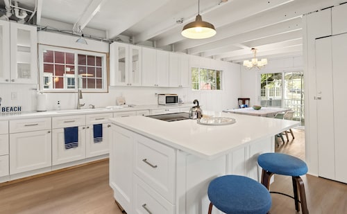 Rest-A-While: Spacious 4-Bedroom Retreat in Grand Haven