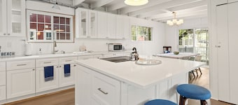 Rest-A-While: Spacious 4-Bedroom Retreat in Grand Haven