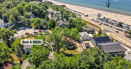 Rest-A-While: Spacious 4-Bedroom Retreat in Grand Haven