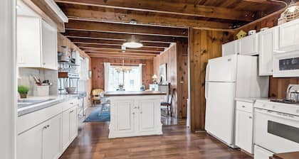 Rest-A-While: Spacious 4-Bedroom Retreat in Grand Haven
