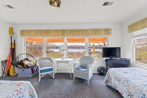 2 bedrooms, free WiFi, bed sheets - Charming 2-Bedroom Strong Cottage in Twin Lake, MI (Twin Lake)