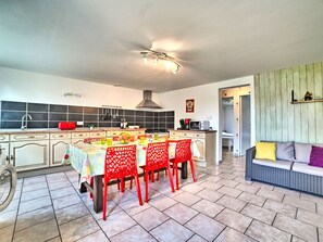 Fridge, oven, toaster, cookware/dishes/utensils