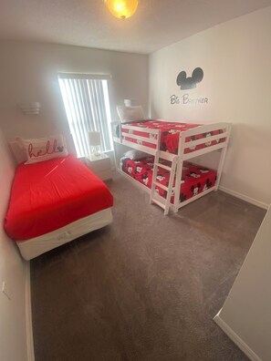 3 chambres, fer et planche à repasser, Wi-Fi, draps fournis
