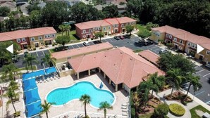 Zona residencial com piscina, vários edifícios de apartamentos e estacionamento.