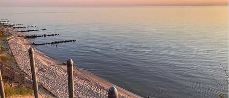 På stranden