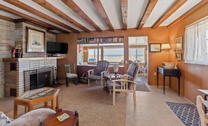 Televisión y chimenea 