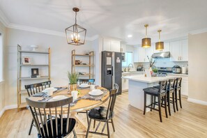 Dining - Spacious 3B2B Family Home Close to LA Top Attractions (El Monte)
