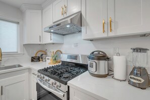 Fridge, microwave, oven, stovetop - Spacious 3B2B Family Home Close to LA Top Attractions (El Monte)