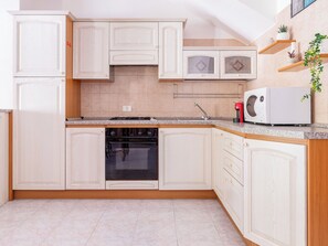 Fridge, microwave, oven, toaster - Apartment Remo by Interhome (Budoni)