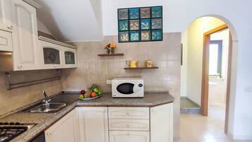 Een koelkast, een microgolfoven, een oven, een broodrooster