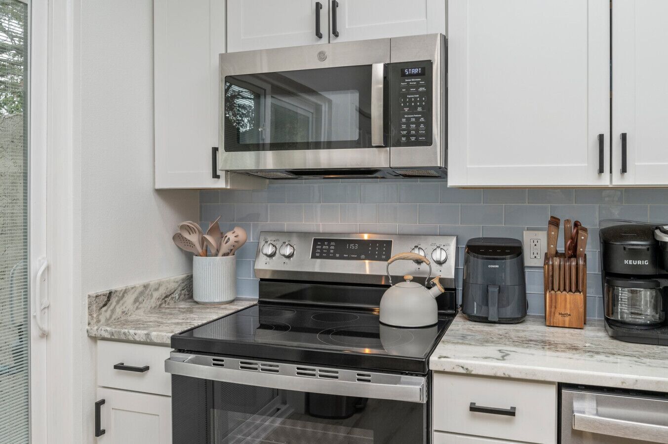 Køleskab, mikrobølgeovn, kogeplade, opvaskemaskine