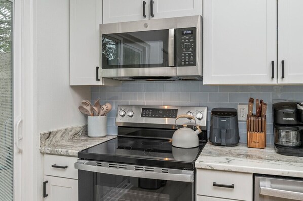 Réfrigérateur, micro-ondes, plaque de cuisson, lave-vaisselle