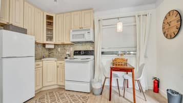 Een koelkast, een magnetron, een oven, een kookplaat