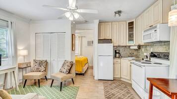 Een koelkast, een magnetron, een oven, een kookplaat