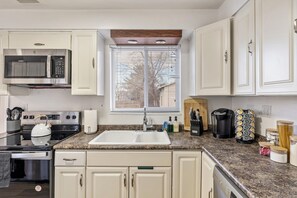 Fridge, microwave, oven, stovetop - 4BD/3BA MTN Views/HTUB Close to Ski Resorts (Cottonwood Heights)