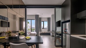 Studio, Balcony, City View | Meja, Wi-fi percuma, cadar katil 