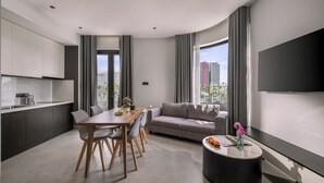 Luxury Penthouse, Balcony, Partial Ocean View | Ruang tamu | 44 inci sebuah televisyen pintar dengan kabel 